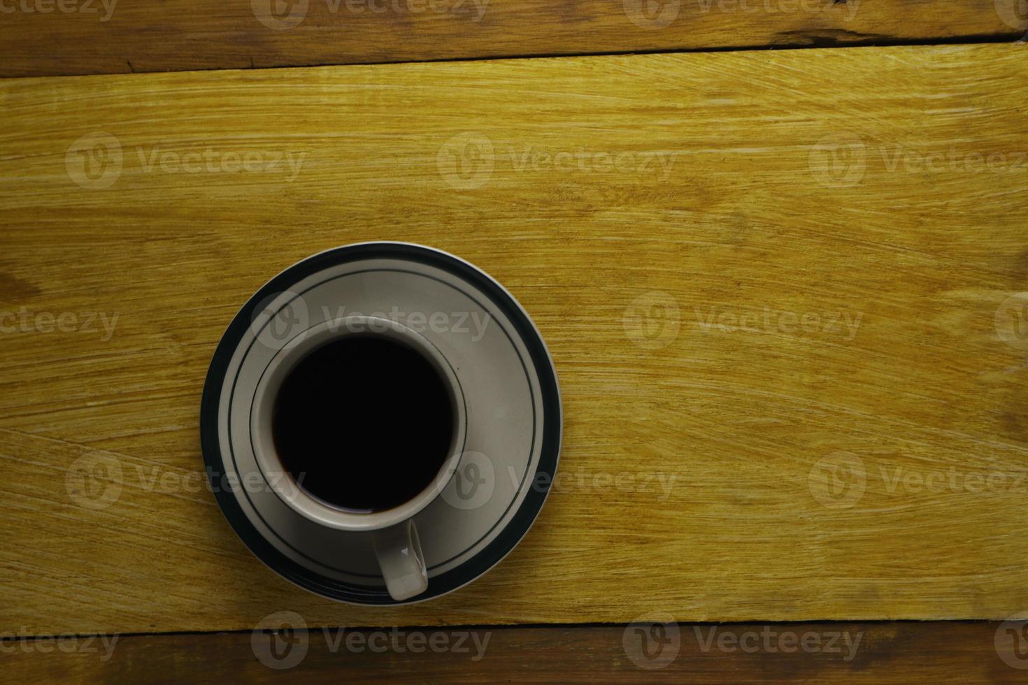 Tasse schwarzen Kaffee auf einem hölzernen Hintergrund. Copyspace-Bereich foto