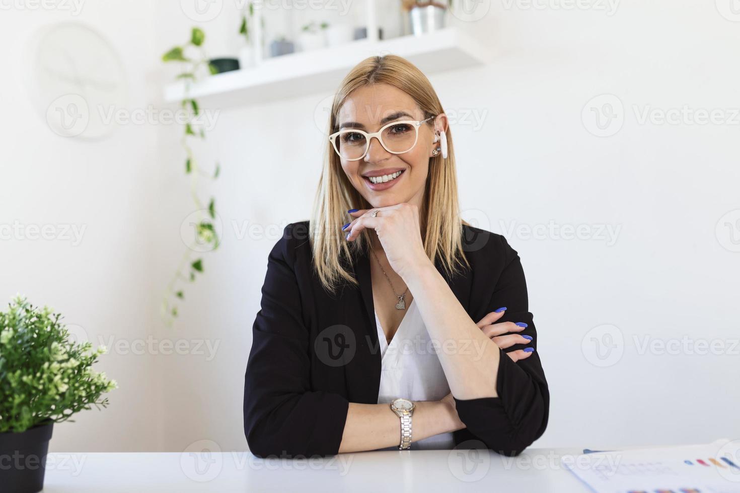 Headshot-Porträt-Bildschirmansicht einer lächelnden jungen Frau, die zu Hause sitzt und über einen Videoanruf mit einem Freund oder Verwandten spricht, eine glückliche junge Frau, die online über eine Webcam-Konferenz auf dem Computer spricht foto