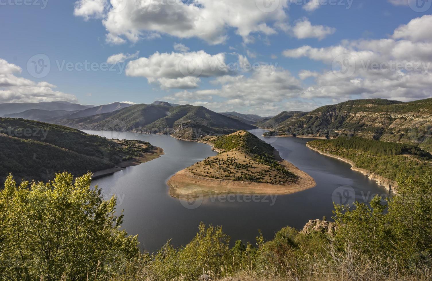 bewölkter tag blick auf die mäander des flusses arda, bulgarien foto