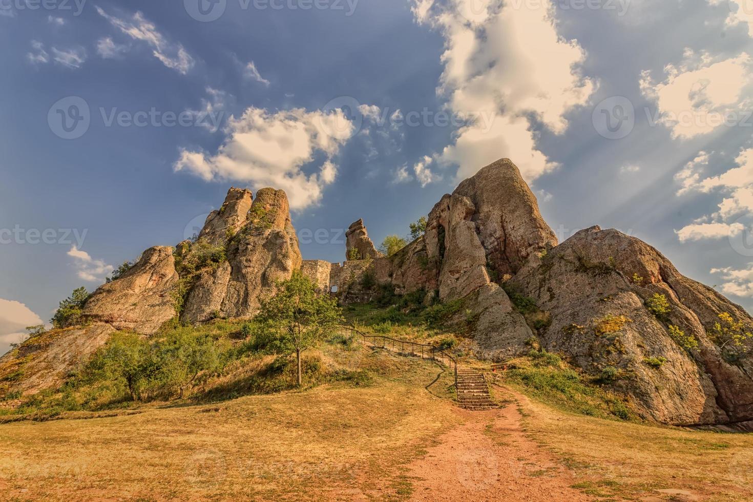 die belogradchik-felsen sind eine gruppe von seltsam geformten sandstein- und konglomeratfelsformationen in belogradchik, bulgarien foto