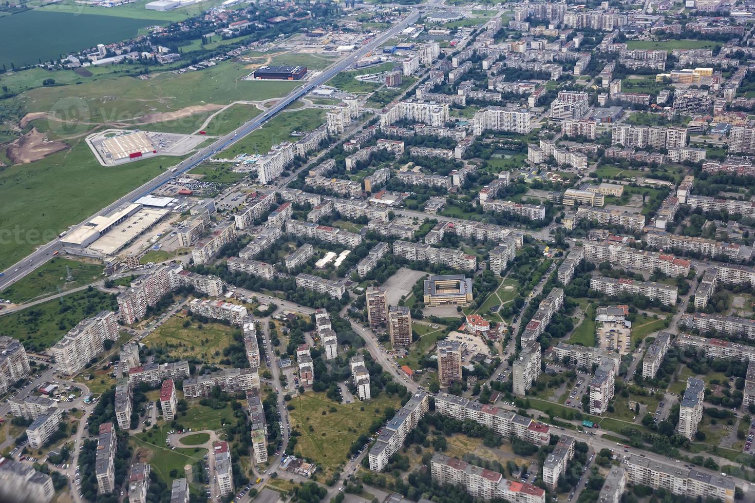 luftbildlandschaft des bezirks aus der stadt sofia bulgarien. Blick aus dem Flugzeug. foto