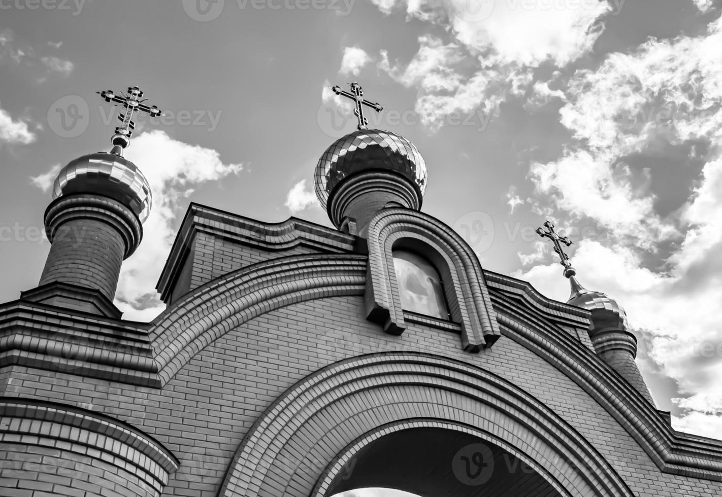 christliches Kirchenkreuz im hohen Kirchturm zum Gebet foto