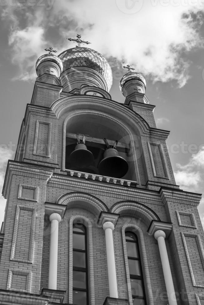 christliches Kirchenkreuz im hohen Kirchturm zum Gebet foto