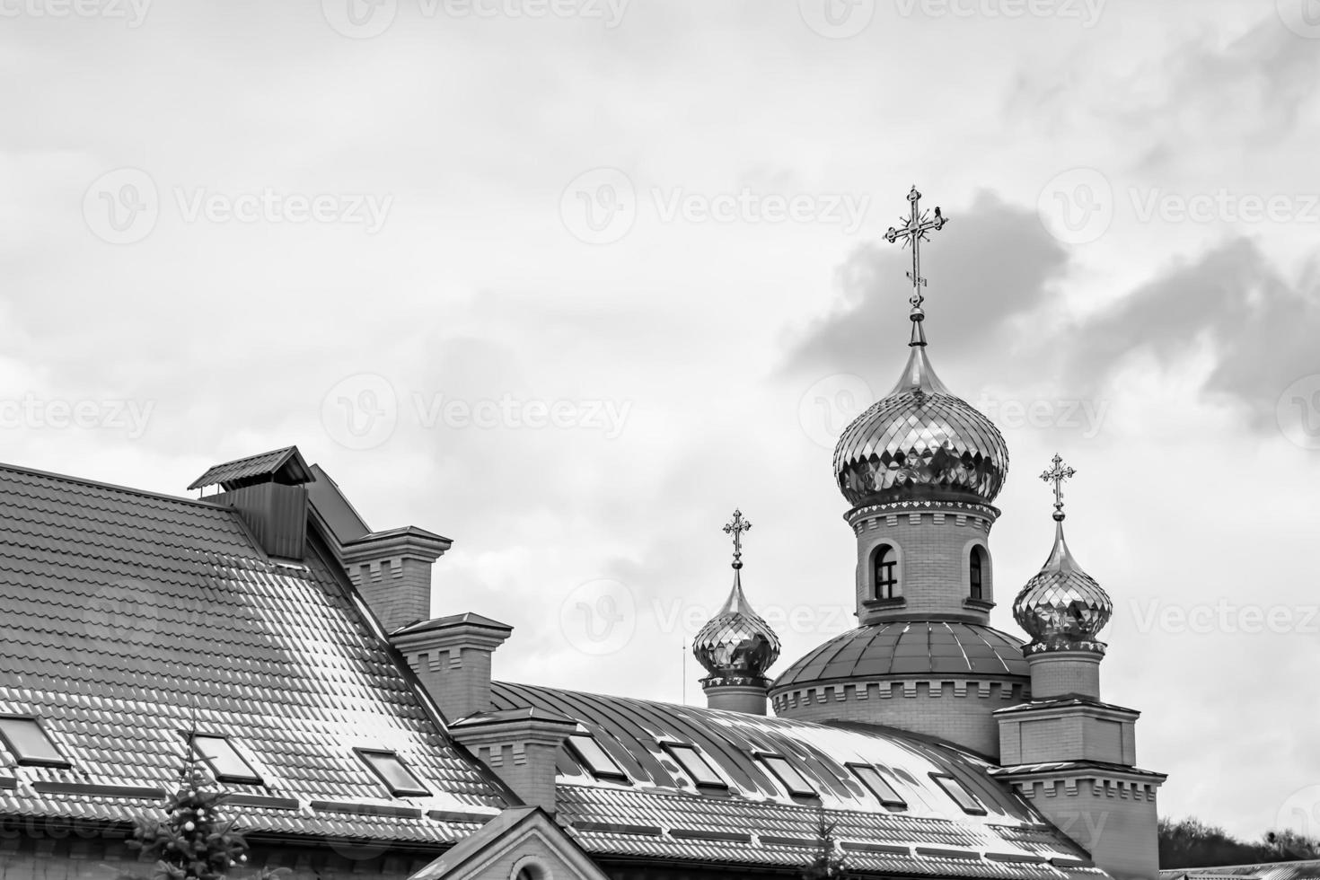 christliches Kirchenkreuz im hohen Kirchturm zum Gebet foto