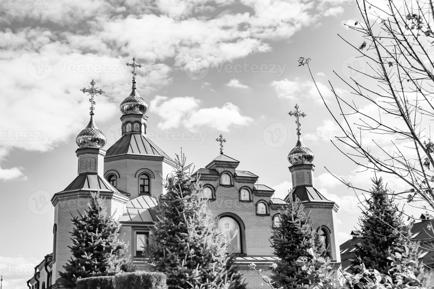 christliches Kirchenkreuz im hohen Kirchturm zum Gebet foto