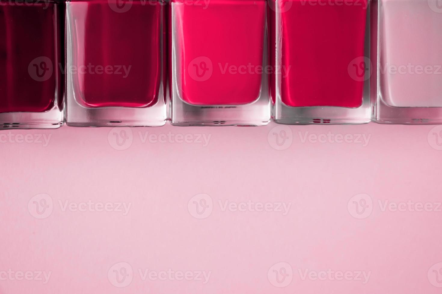 Nagellacke auf rosa Hintergrund. Farbe des Jahres 2023 - Viva Magenta foto