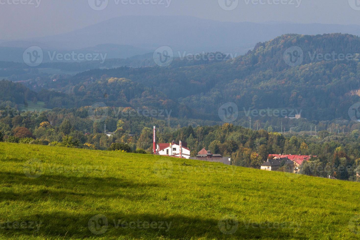 Herbstlandschaft mit gelben Blättern an einem sonnigen Tag foto