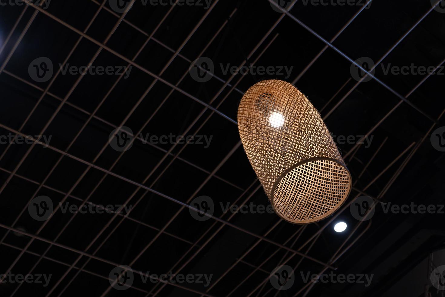 dekorativ die Bambus-Deckenlampe mit Beschneidungspfad, hängende gelbe Lampe,  warmes Licht Holzlampe. schönes Interieur des Süßwarenateliers. 15271149  Stock-Photo bei Vecteezy