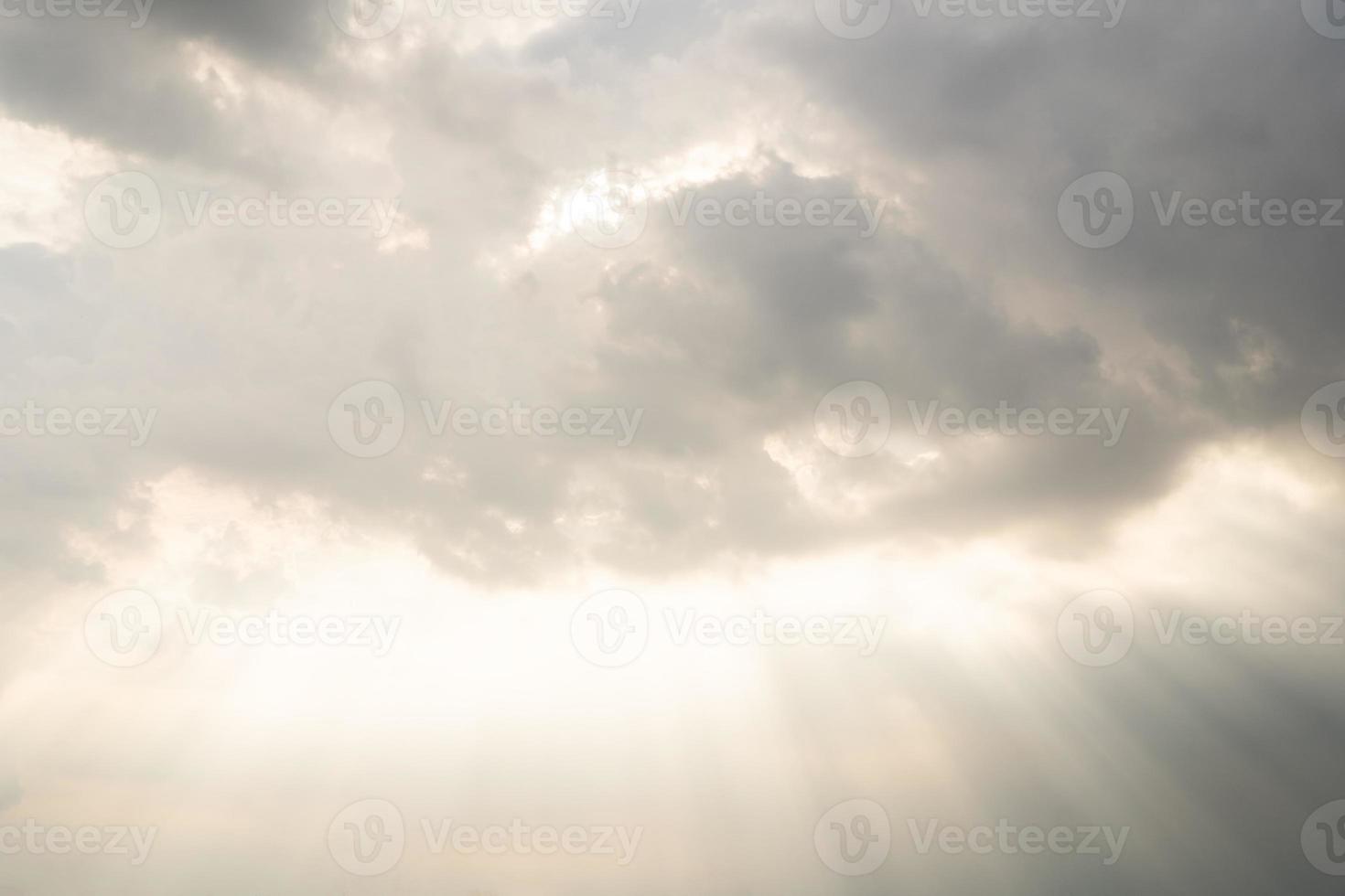 Sonnenstrahl durch den Dunst am blauen Himmel. Sonnenlicht scheint durch die Wolken. selektiver Fokus. foto