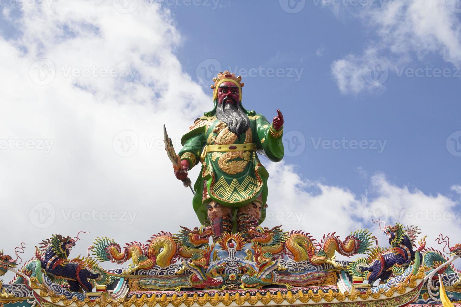 die eingangsbögen chinesischer tempel zeigen statuen von drachen und fliegenden tigern, mythische wesen in der chinesischen literatur, die oft in tempeln geschmückt sind, und auf den dächern stehen wunderschöne skulpturen foto