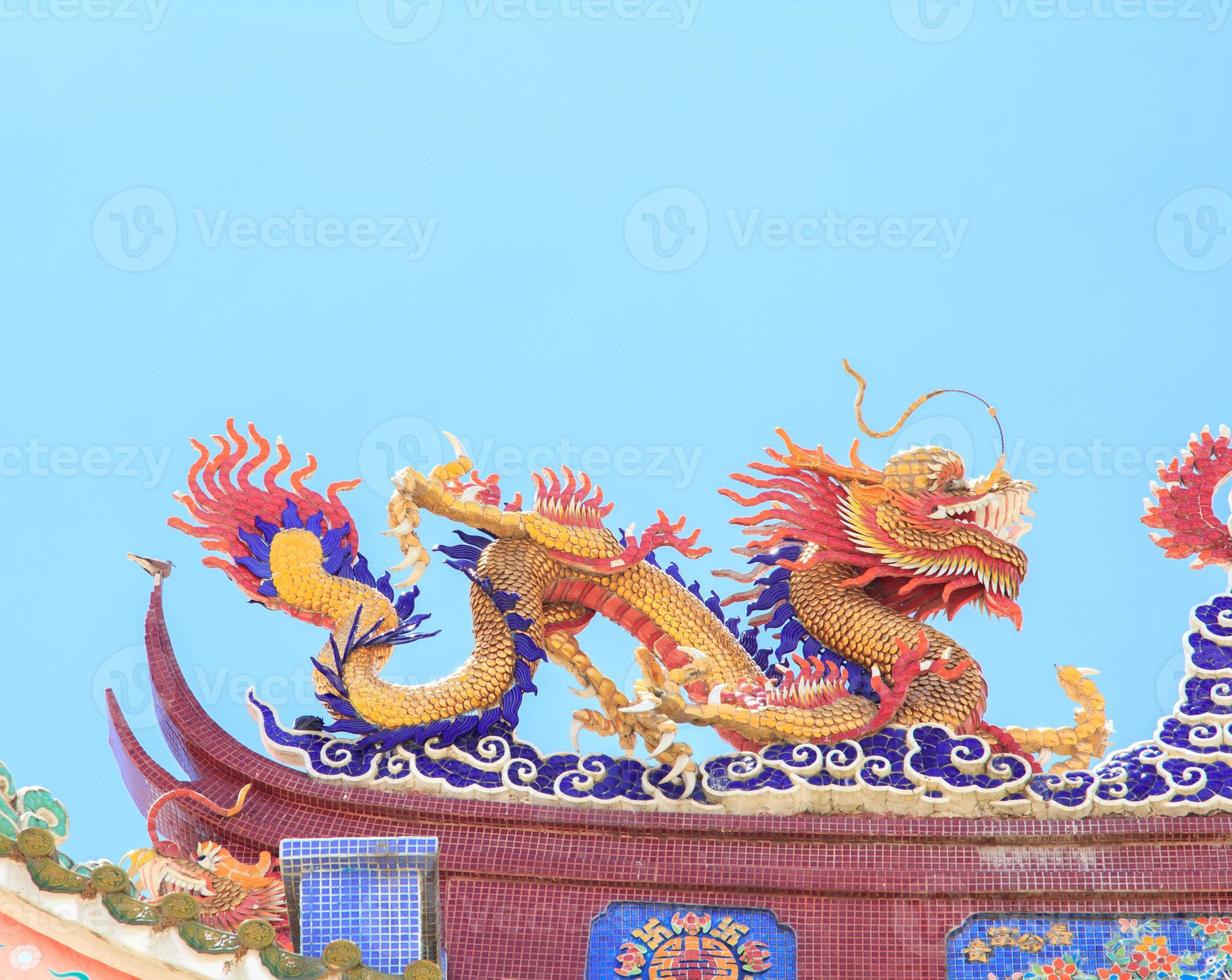 drachenstatuen, ein mythisches wesen in der chinesischen literatur, werden oft in tempeln und auf dächern als schöne skulpturen und blauer himmel geschmückt. foto