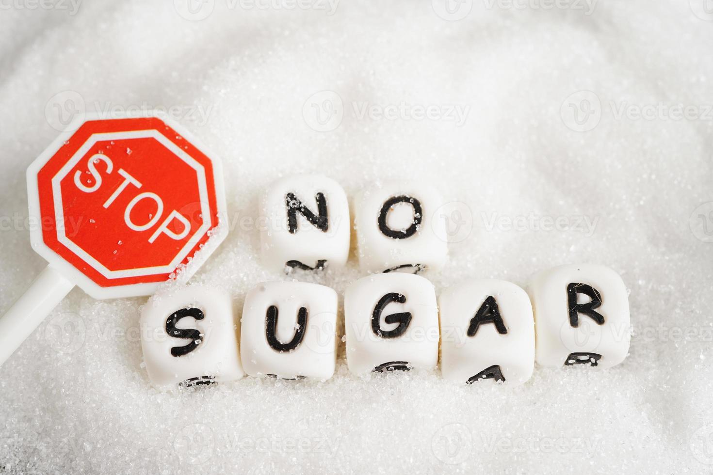 Stop, süßer Kristallzucker mit Text, Diabetesprävention, Ernährung und Gewichtsverlust für eine gute Gesundheit. foto