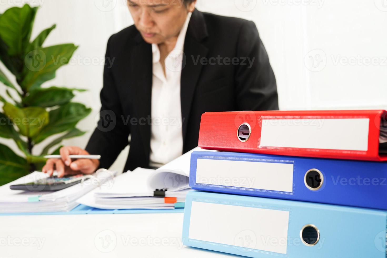 Geschäftsfrau, die damit beschäftigt ist, mit Dokumenten im Büro zu arbeiten. foto