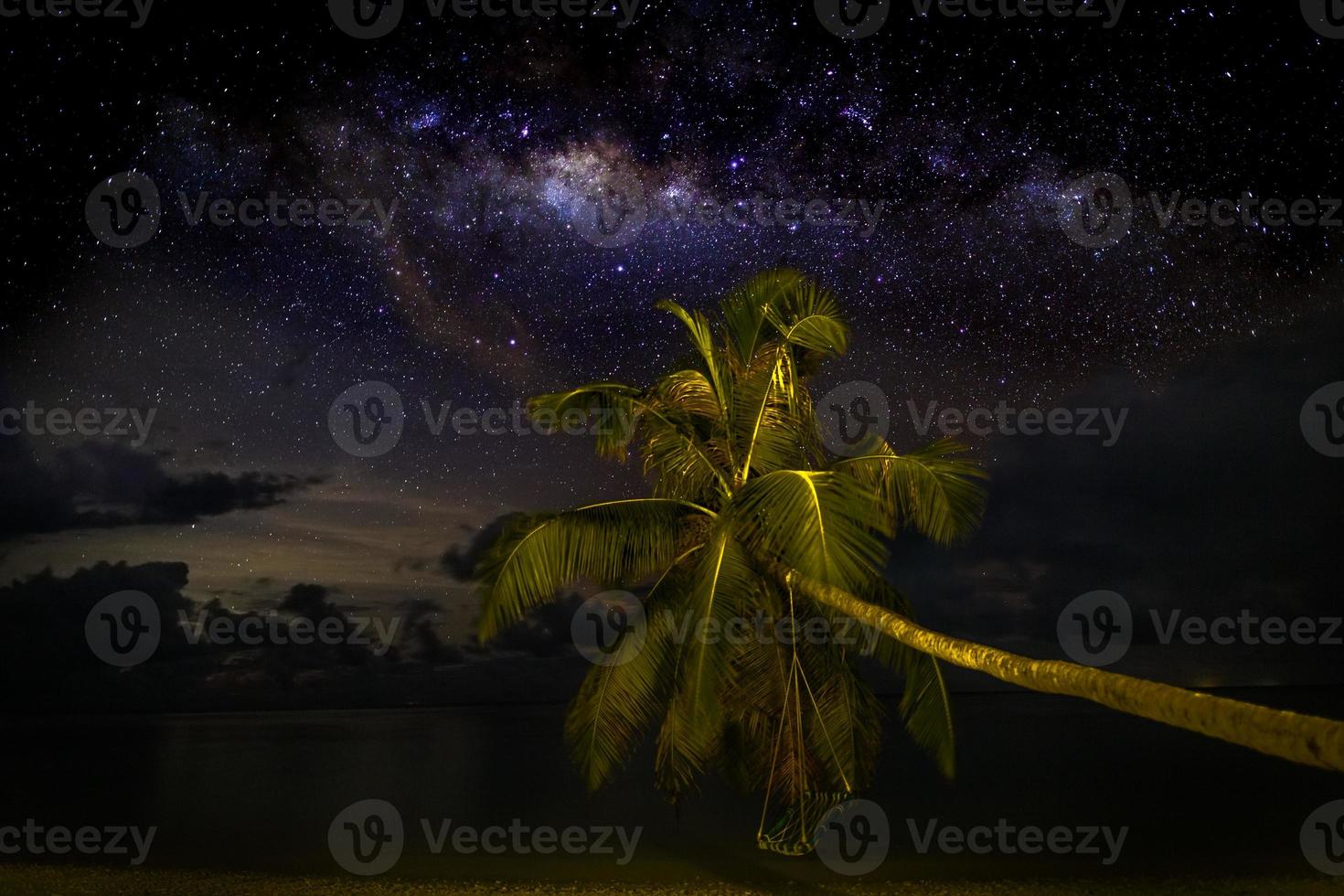 Nachtaufnahme mit Palmen und Milchstraße im Hintergrund, tropische warme Nacht foto