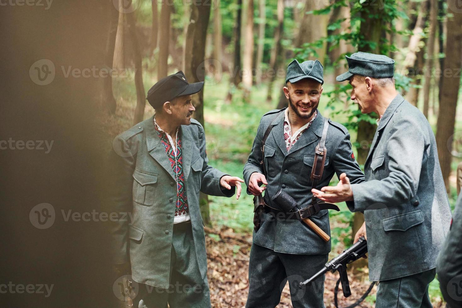 ternopil, ukraine - juni 2020 upa ukrainian aufständische armee filmdreharbeiten. Bilder von hinter der Bühne. Soldaten reden miteinander foto