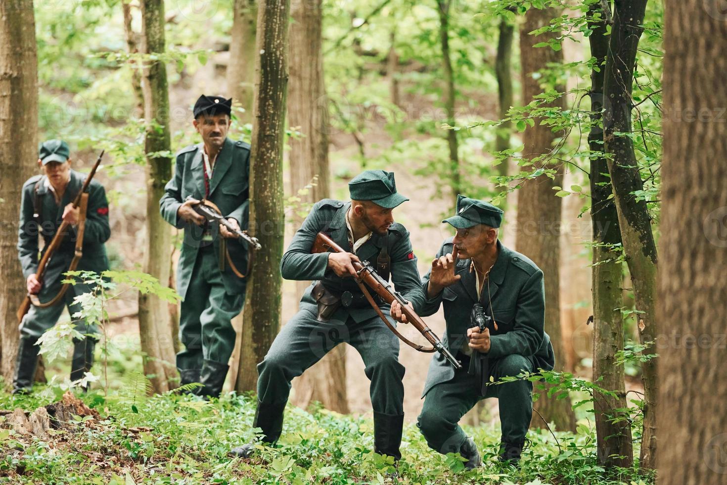 ternopil, ukraine - juni 2020 upa ukrainian aufständische armee filmdreharbeiten. Bilder von hinter der Bühne. Junge und alte Soldaten mit Waffen greifen an foto