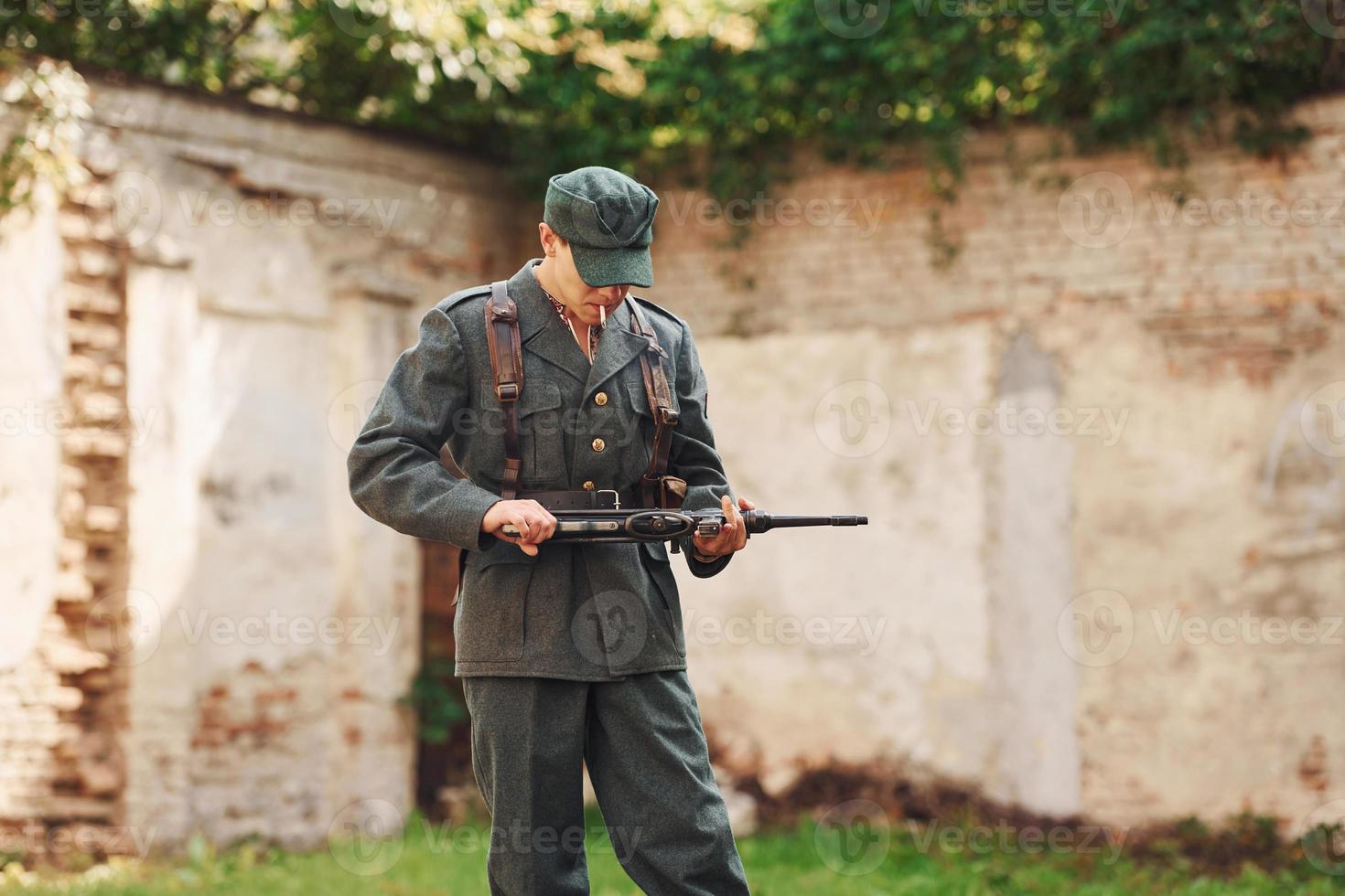 ternopil, ukraine - juni 2020 upa ukrainian aufständische armee filmdreharbeiten. Bilder von hinter der Bühne. junger Soldat mit Waffe foto