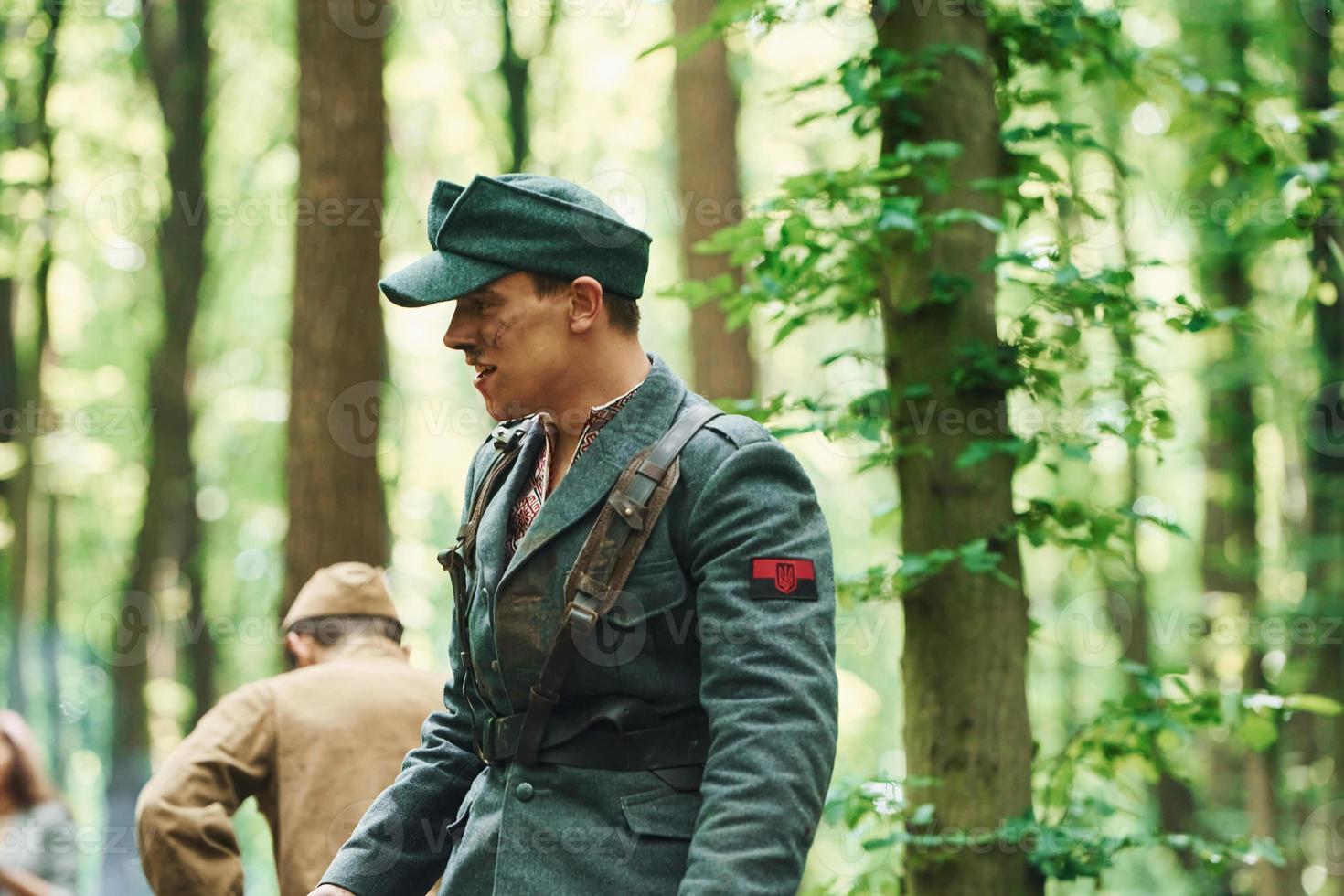 ternopil, ukraine - juni 2020 upa ukrainian aufständische armee filmdreharbeiten. Bilder von hinter der Bühne. Soldaten im Wald foto