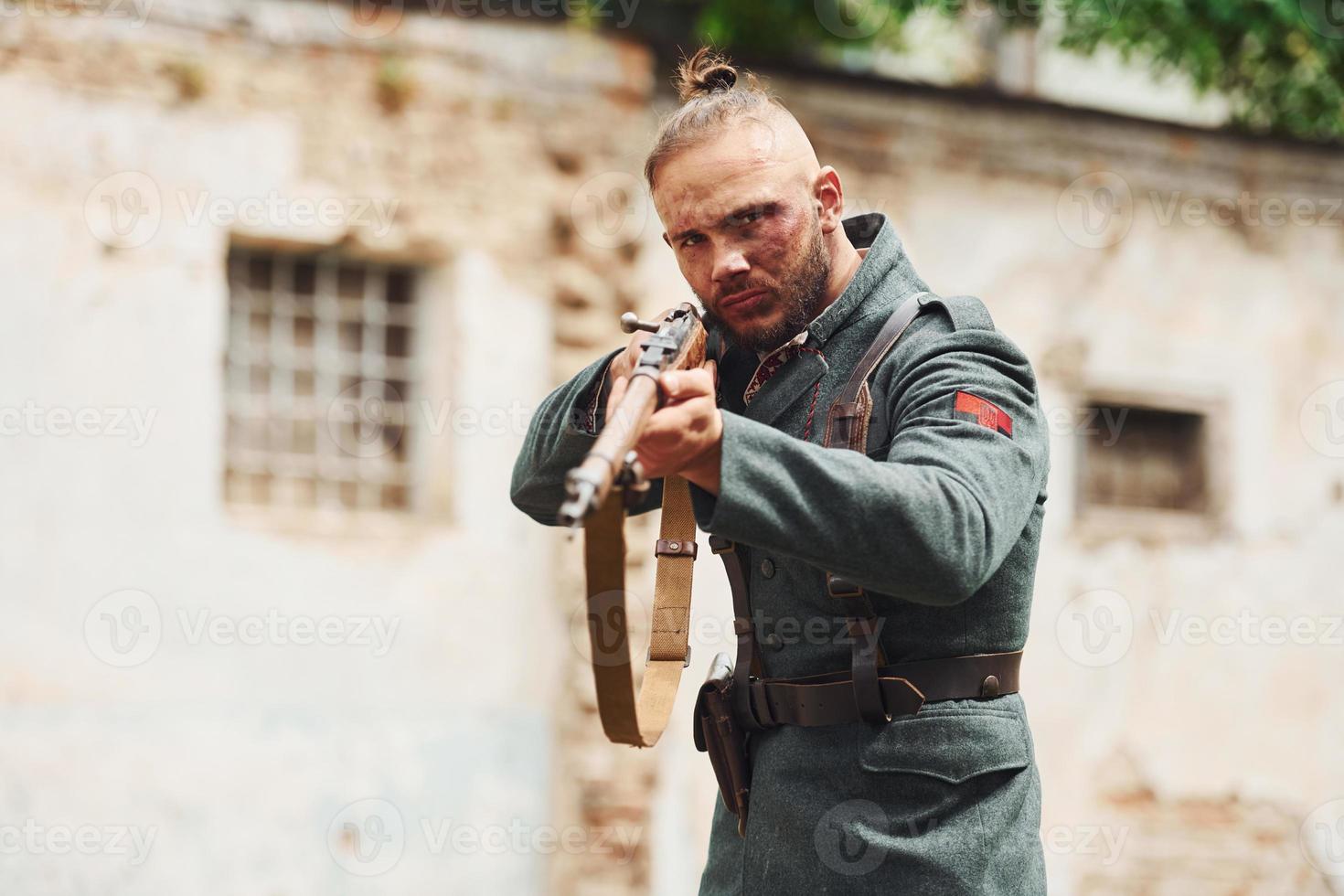 ternopil, ukraine - juni 2020 upa ukrainian aufständische armee filmdreharbeiten. Bilder von hinter der Bühne. junger Soldat mit Waffe foto