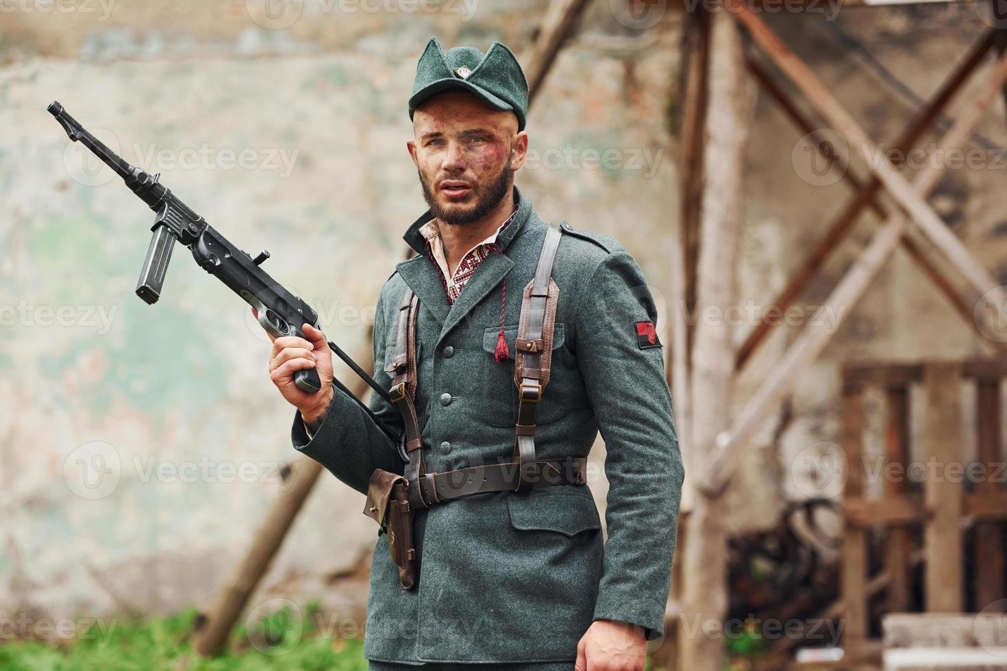 ternopil, ukraine - juni 2020 upa ukrainian aufständische armee filmdreharbeiten. Bilder von hinter der Bühne. junger Soldat mit Waffe foto