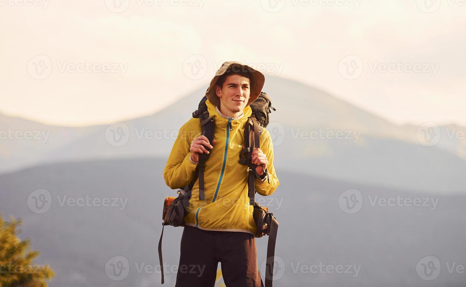 junge männliche reisende gehen spazieren. majestätische Karpaten. schöne Landschaft unberührter Natur foto