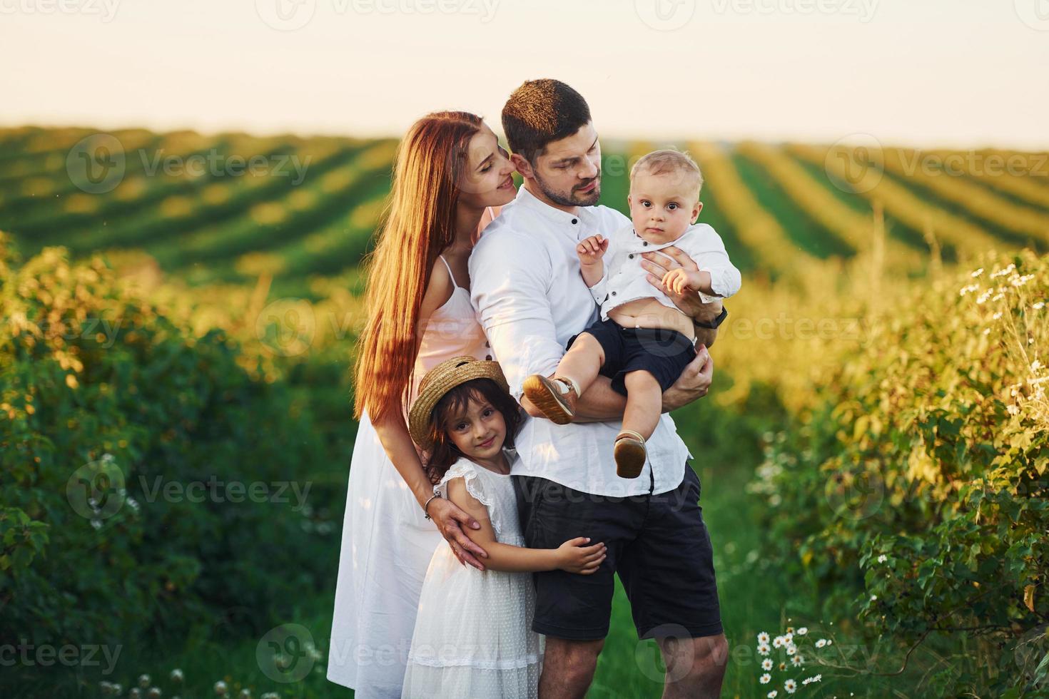 vater, mutter mit tochter und sohn verbringen an sonnigen sommertagen ihre freizeit im freien foto