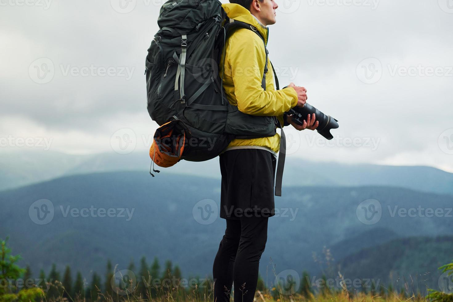 junger Fotograf macht Fotos. majestätische Karpaten. schöne Landschaft unberührter Natur foto