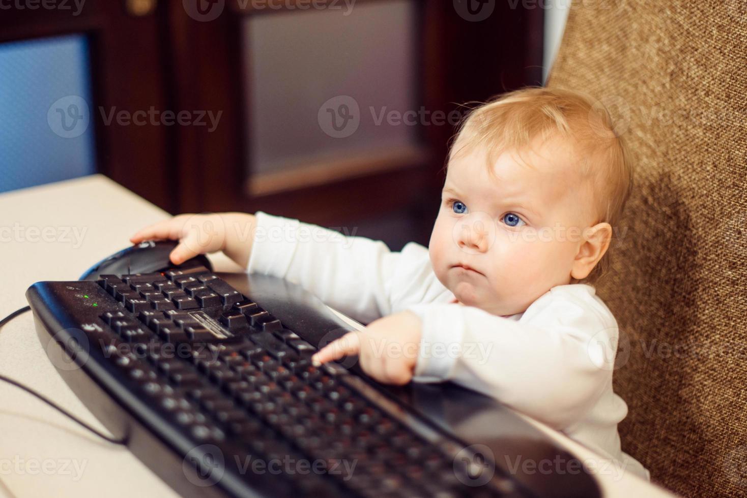 kleines Kind mit Tastatur foto