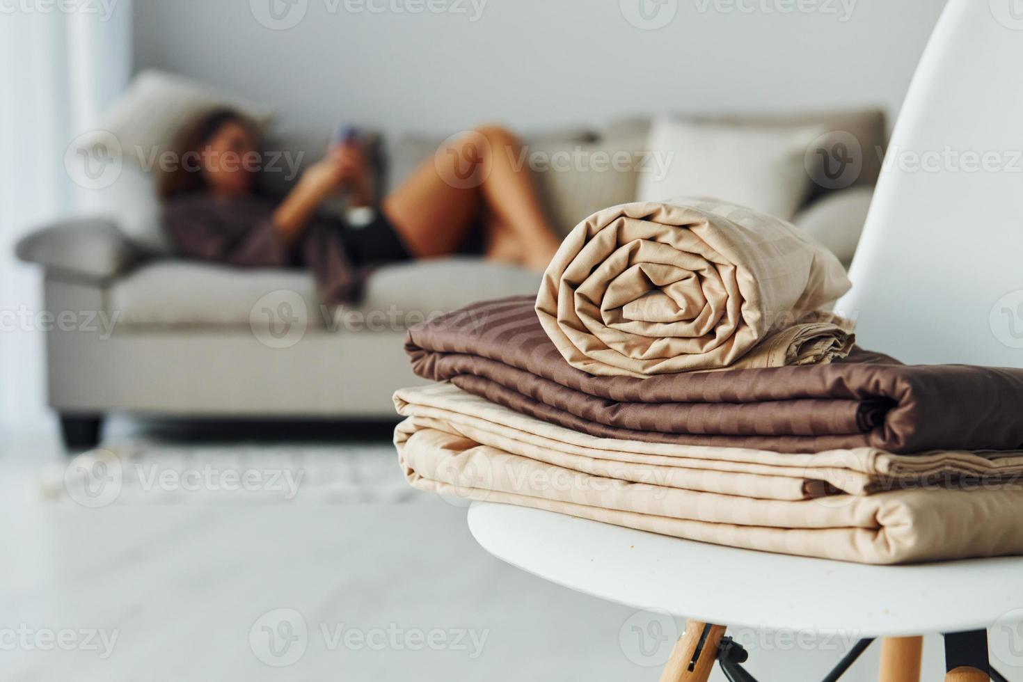 Mädchen liegt mit Smartphone auf dem Bett. Interieur und Design eines schönen modernen Schlafzimmers tagsüber foto