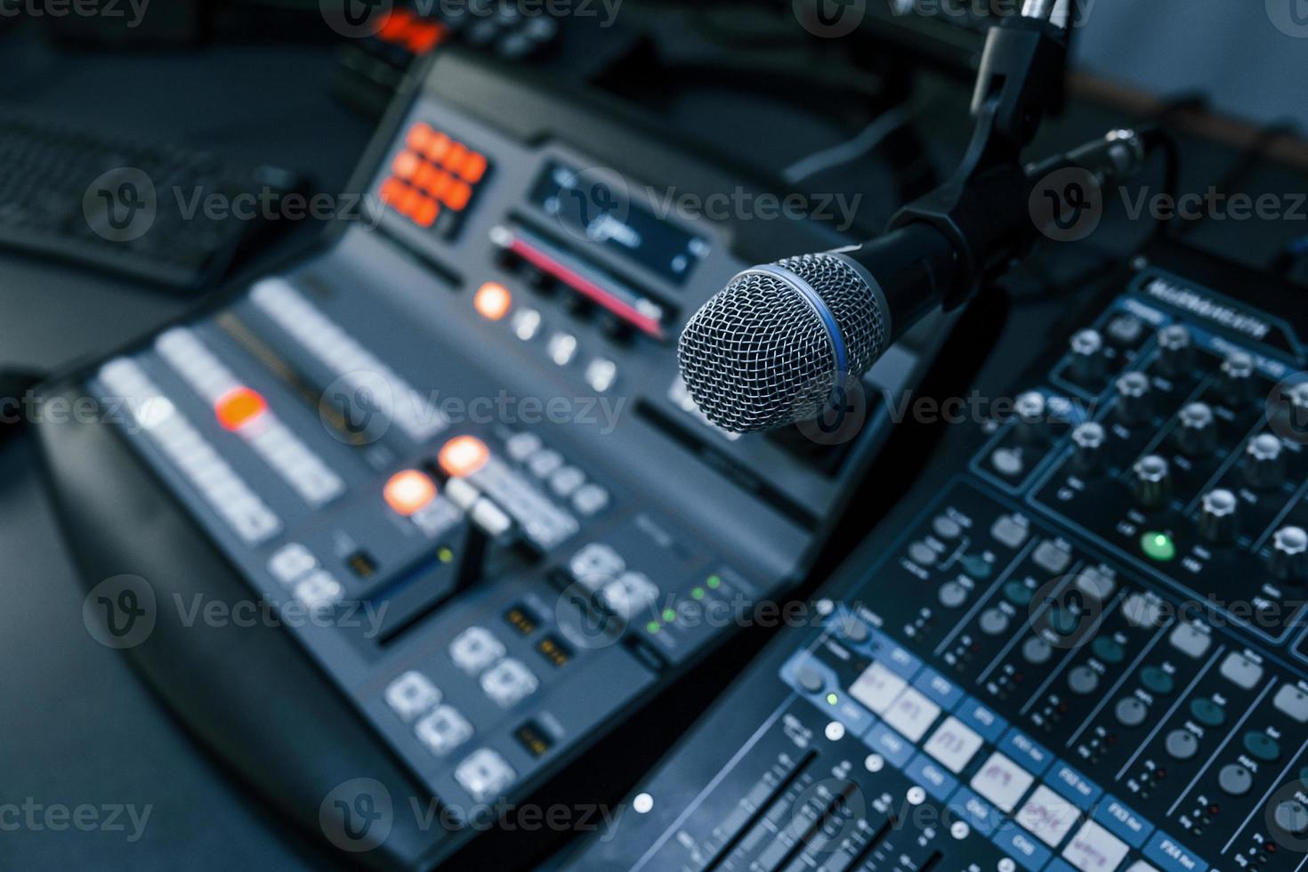 Nahaufnahme des Radiomischpults mit professioneller Tontechnik foto