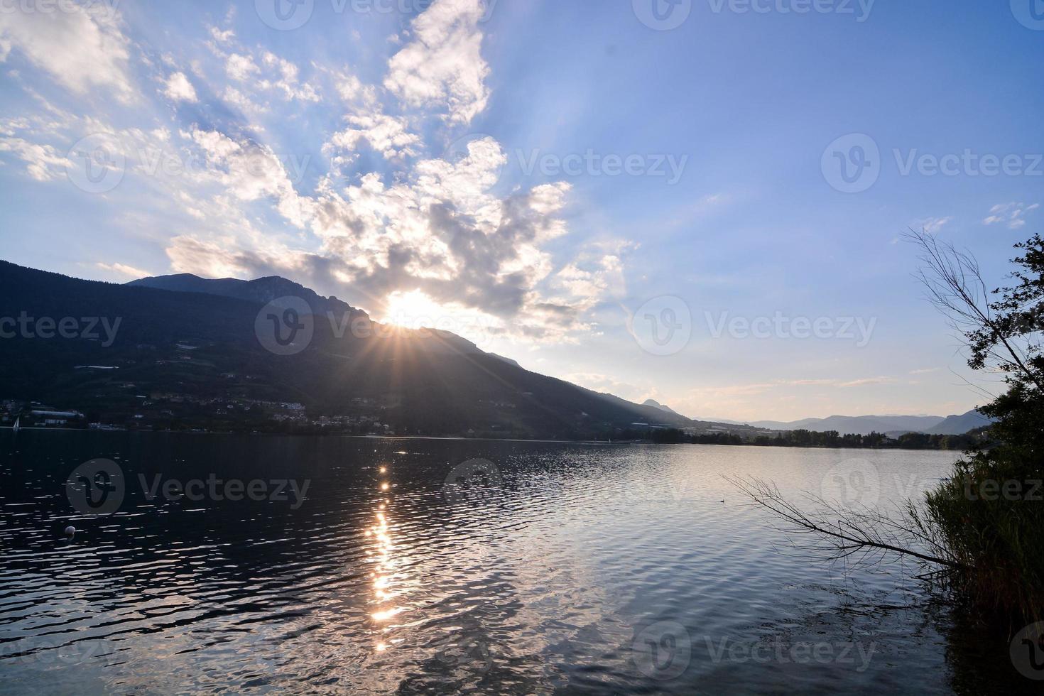 Sonnenuntergang über dem Ozean foto