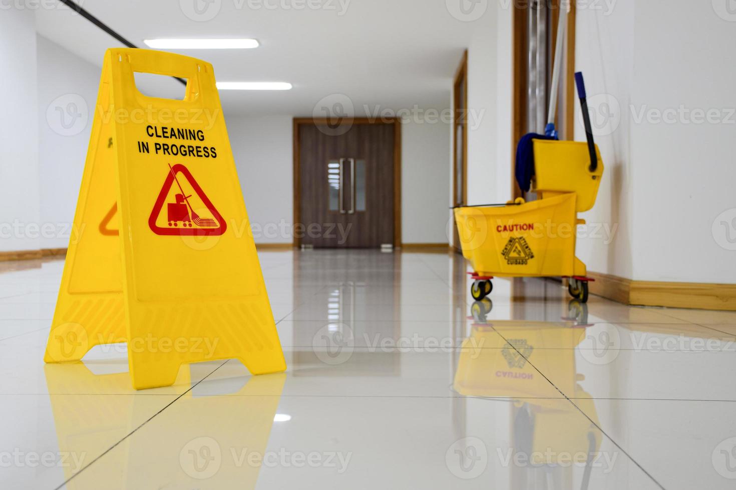 gelbes Warnschild mit Meldung Reinigung läuft foto