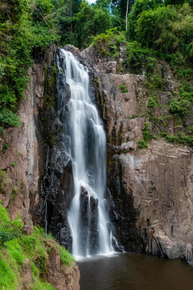 Wasserfall im tiefen Wald von Thailand foto