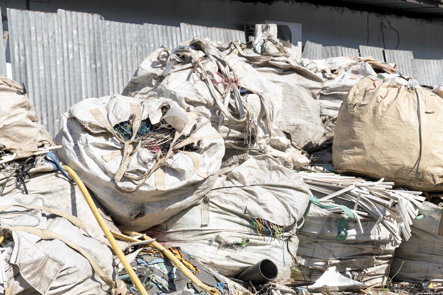 Kunststoffsäcke, Rohre und Kabelmuffen zum Recycling foto