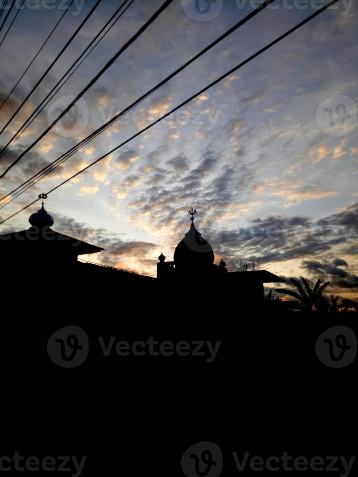 Silhouette einer Moschee bei Sonnenuntergang. Schöner Himmel foto