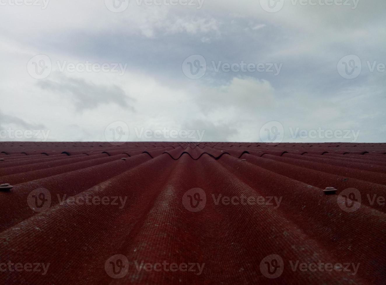 Nahaufnahme der roten Dachabdeckung. Ziegeldach mit Himmelshintergrund  15400543 Stock-Photo bei Vecteezy