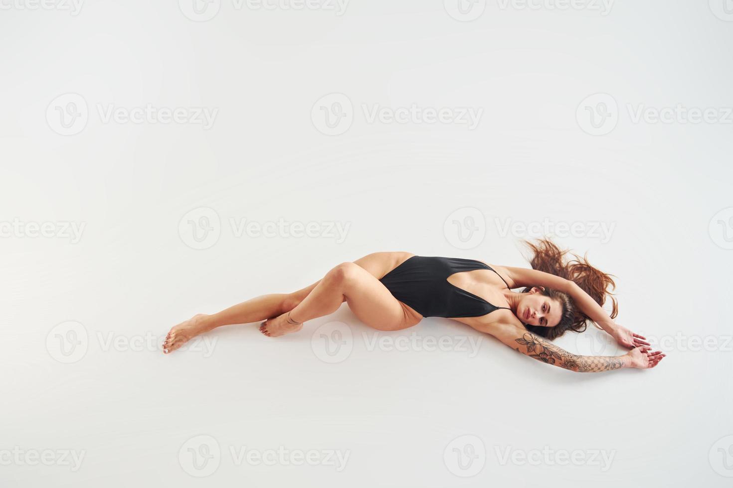 schöne verführerische sportliche frau mit sexy körper posiert im studio foto