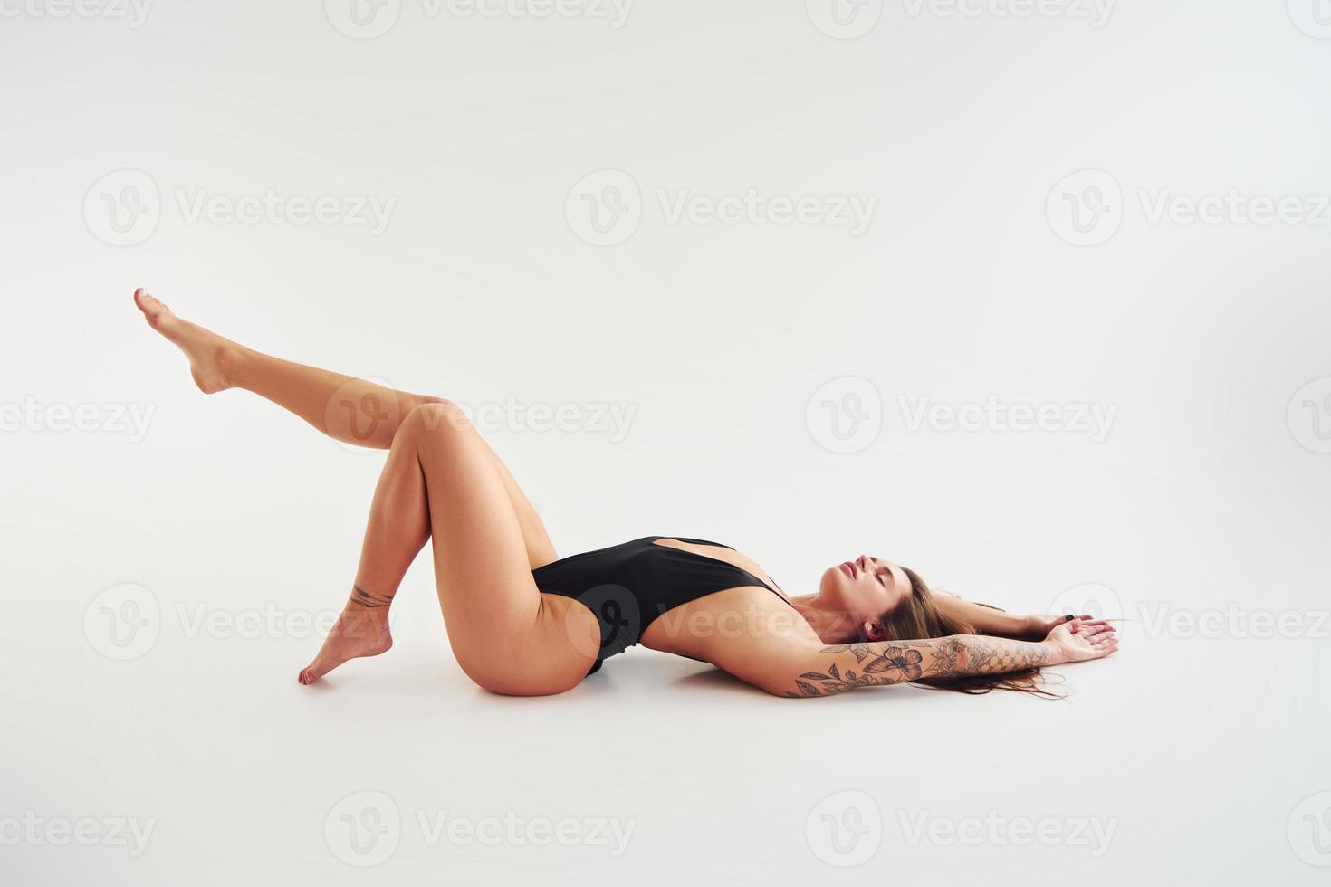 schöne verführerische sportliche frau mit sexy körper posiert im studio foto