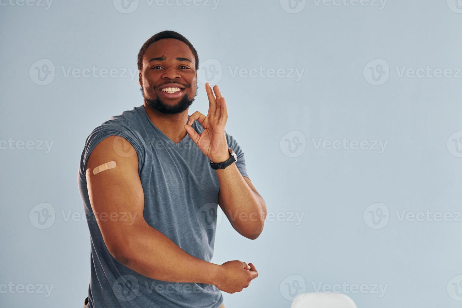 Der junge afroamerikanische Mann nach der Impfinjektion ist drinnen foto