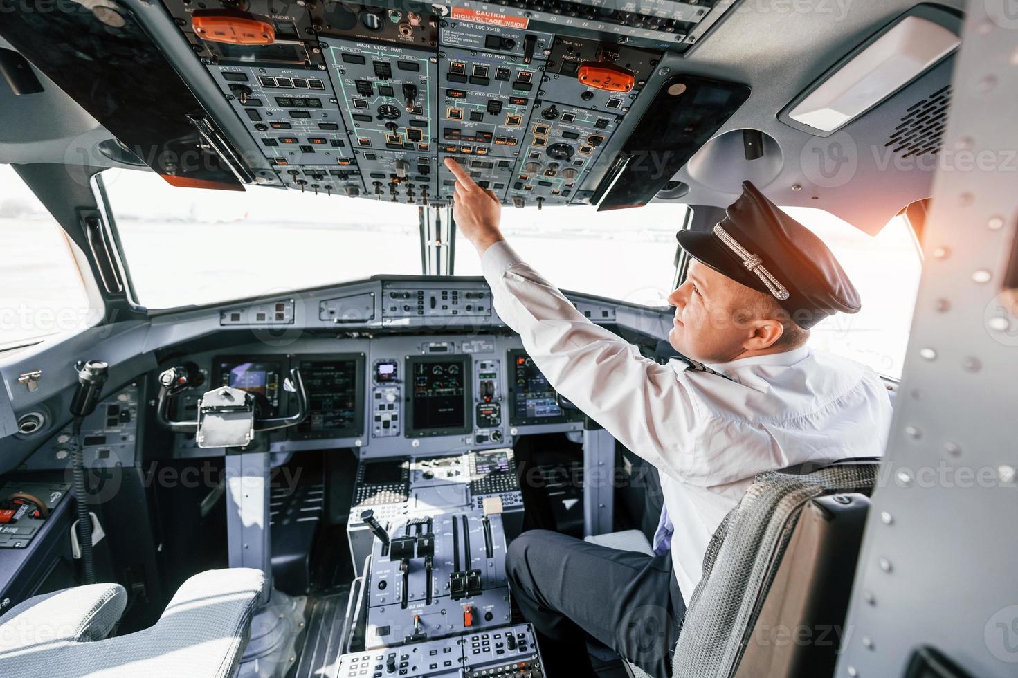 Kontrolle über den Flug. Pilot bei der Arbeit im Passagierflugzeug. Vorbereitung für den Start foto