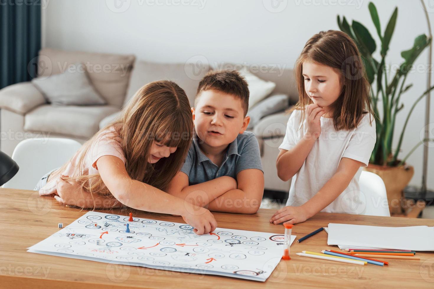 Schritt für Schritt Spiel. Kinder, die sich tagsüber gemeinsam im Wohnzimmer amüsieren foto