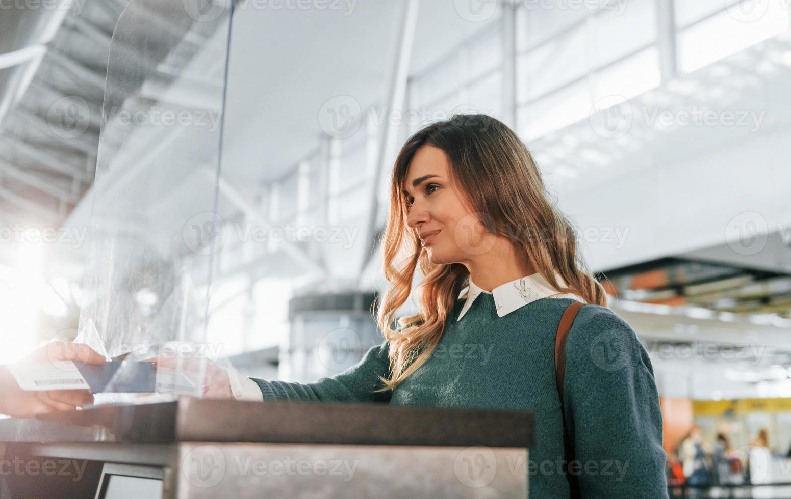 schöne Beleuchtung. junge weibliche touristin ist tagsüber am flughafen foto