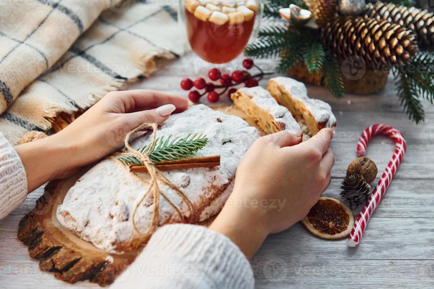 Stollen mit festlichen Dekorationen. Weihnachtshintergrund foto