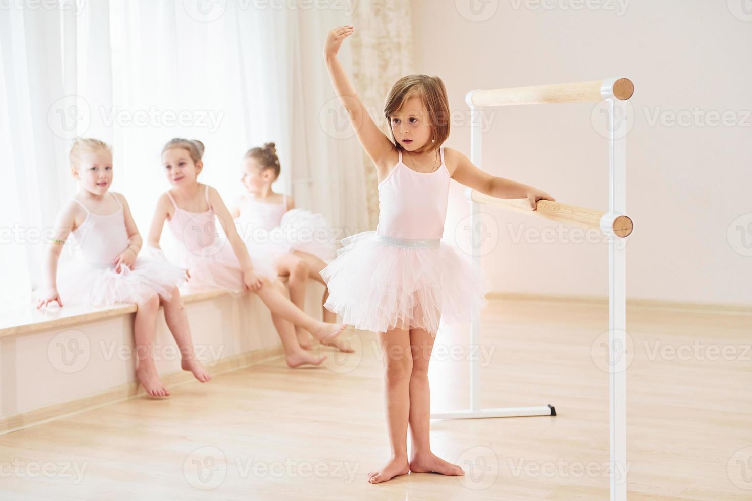 Tanzbewegungen üben. kleine ballerinen, die sich auf die leistung vorbereiten foto