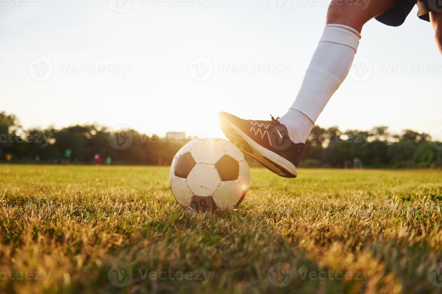 Nahaufnahme. junge Fußballspieler trainieren auf dem sportlichen Feld foto