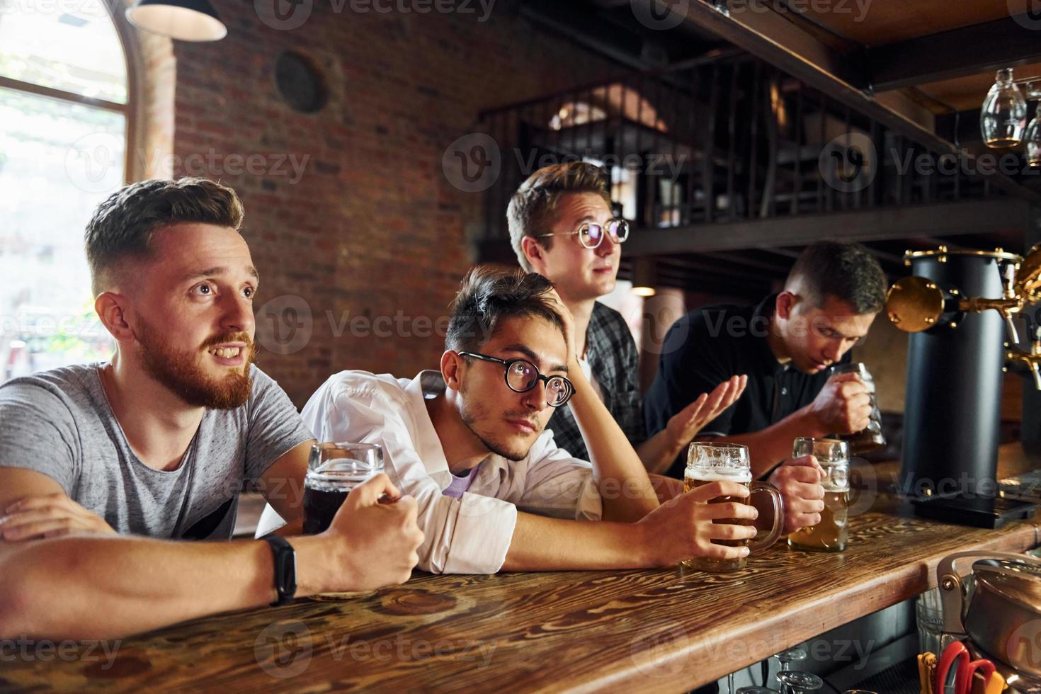 Fußball Fans. Menschen in Freizeitkleidung sitzen in der Kneipe foto