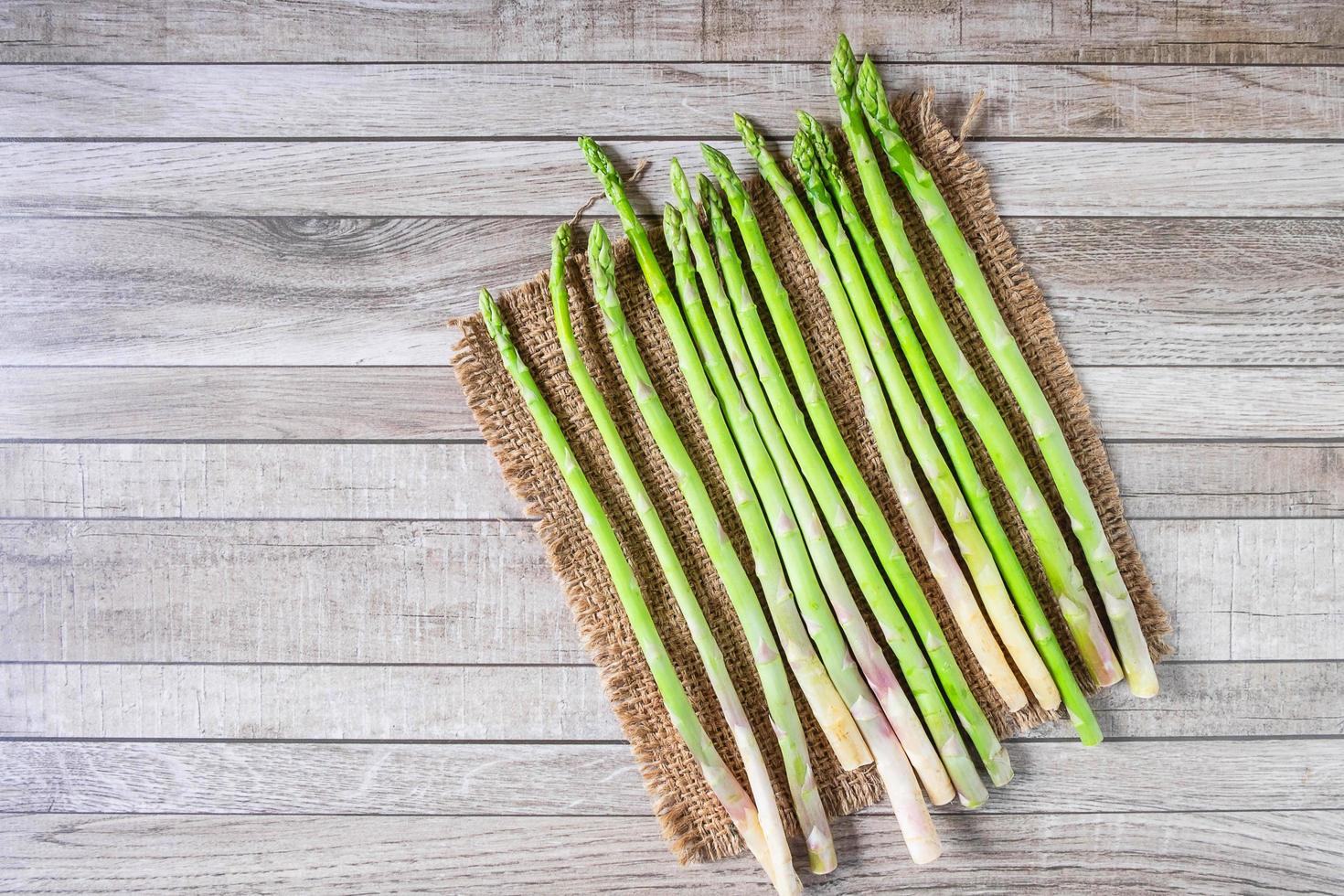 frischer Spargel mit einem Leinentuch foto