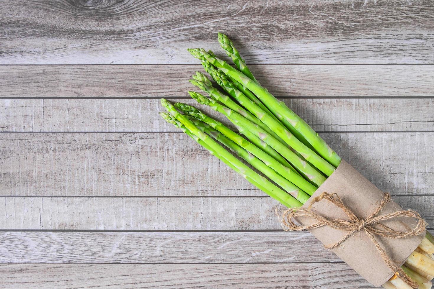 frischer Spargel auf Holztisch foto