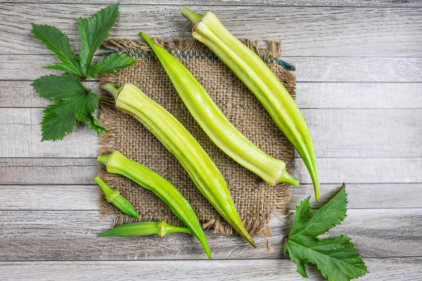 Okra-Ernte auf Sackleinen foto