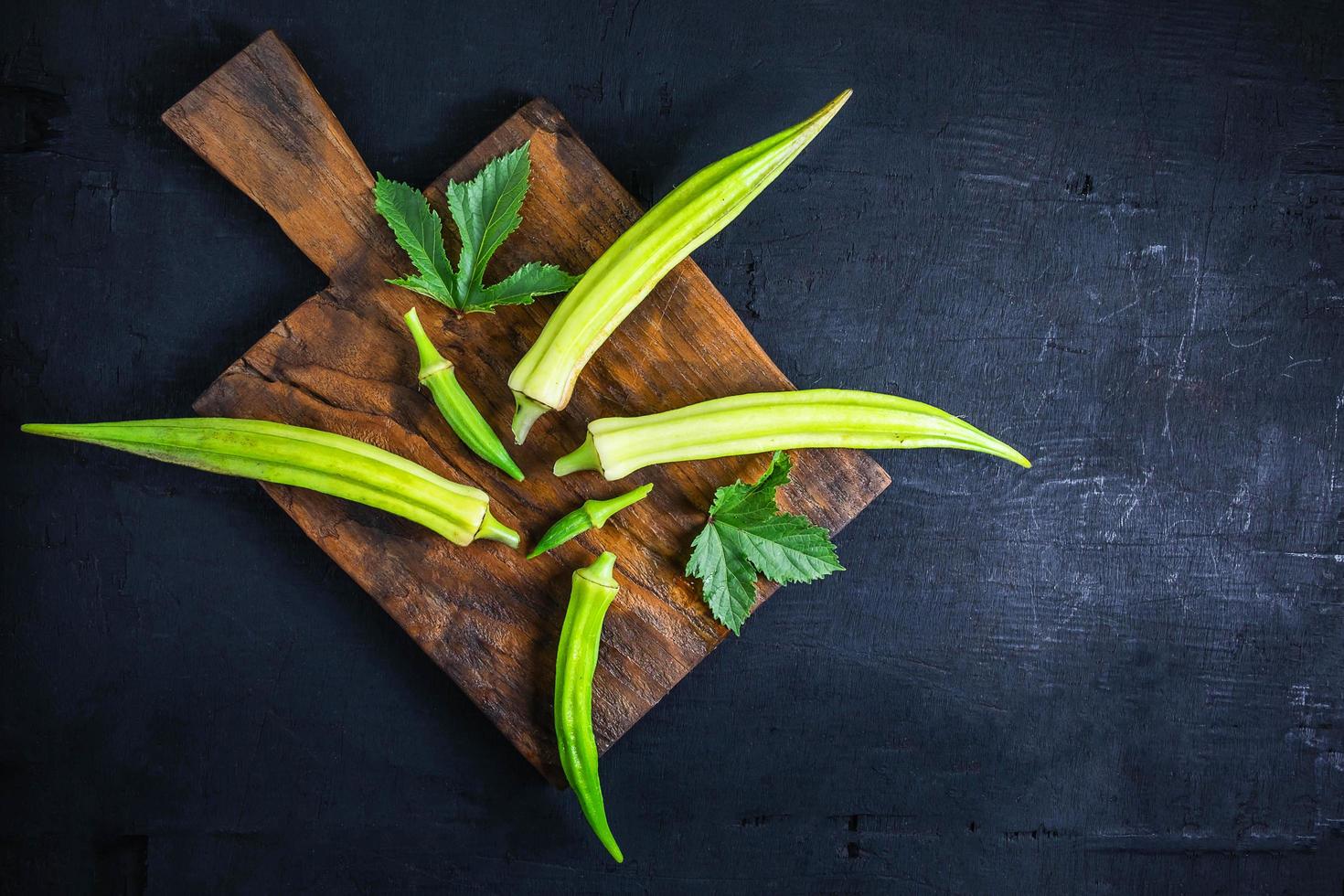 Okra auf Holzschneidebrett foto